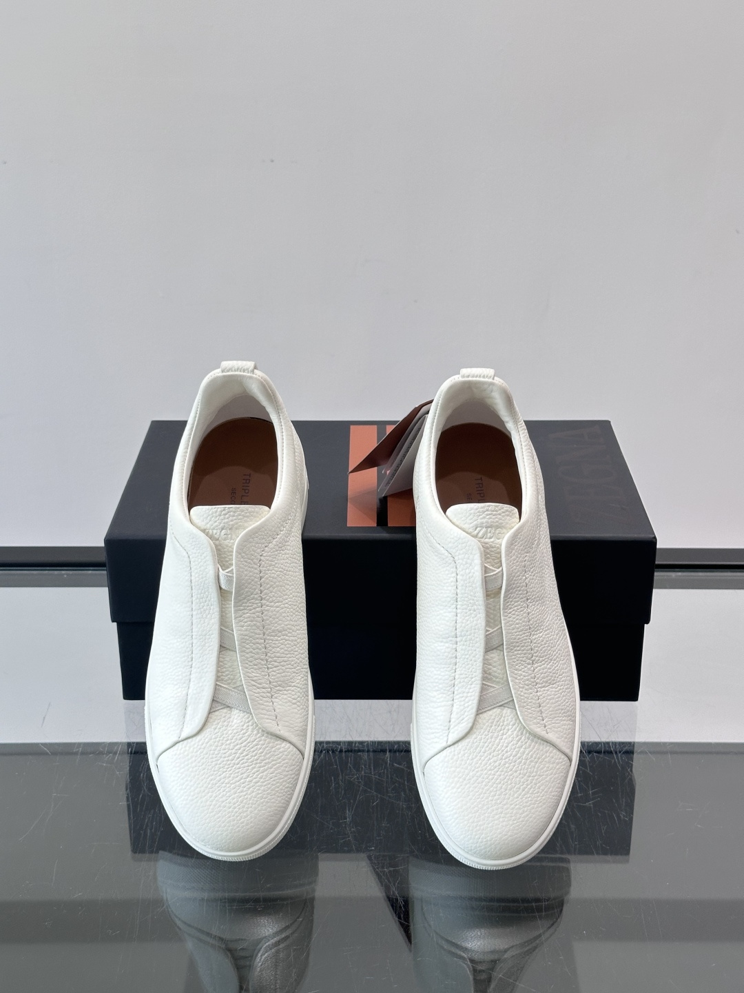 ZEGNA/杰尼亚 新款男士低帮皮革运动鞋,选用进口牛皮打造,丰富的工艺细节,鞋底骆马皮革嵌饰和品牌压纹徽标细节,干净简 ZEGNA/杰尼亚 新款男士低帮皮革运动鞋,选用进口牛皮打造,丰富的工艺细节,鞋底骆马皮革嵌饰和品牌压纹徽标细节,干净简