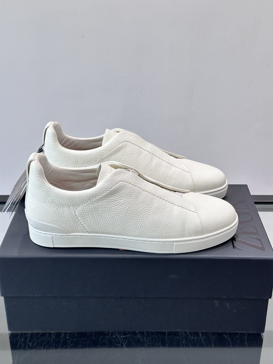 ZEGNA/杰尼亚 新款男士低帮皮革运动鞋,选用进口牛皮打造,丰富的工艺细节,鞋底骆马皮革嵌饰和品牌压纹徽标细节,干净简 ZEGNA/杰尼亚 新款男士低帮皮革运动鞋,选用进口牛皮打造,丰富的工艺细节,鞋底骆马皮革嵌饰和品牌压纹徽标细节,干净简