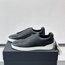 ZEGNA/杰尼亚 新款男士低帮皮革运动鞋,选用进口牛皮打造,丰富的工艺细节,鞋底骆马皮革嵌饰和品牌压纹徽标细节,干净简 ZEGNA/杰尼亚 新款男士低帮皮革运动鞋,选用进口牛皮打造,丰富的工艺细节,鞋底骆马皮革嵌饰和品牌压纹徽标细节,干净简