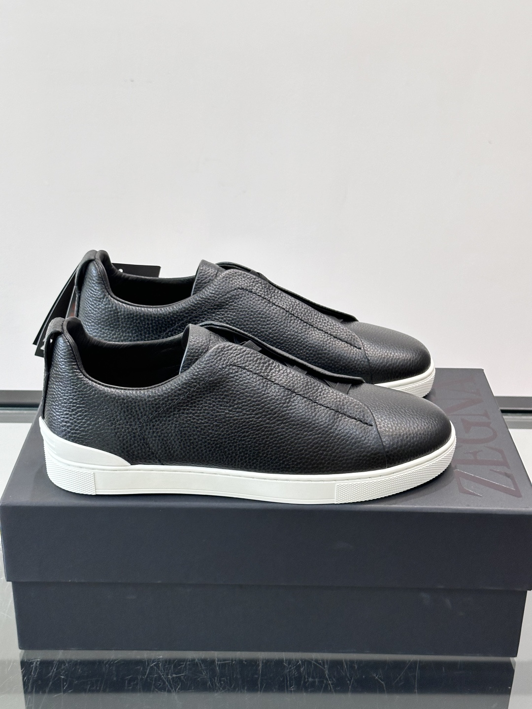 ZEGNA/杰尼亚 新款男士低帮皮革运动鞋,选用进口牛皮打造,丰富的工艺细节,鞋底骆马皮革嵌饰和品牌压纹徽标细节,干净简 ZEGNA/杰尼亚 新款男士低帮皮革运动鞋,选用进口牛皮打造,丰富的工艺细节,鞋底骆马皮革嵌饰和品牌压纹徽标细节,干净简