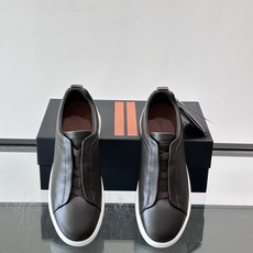 ZEGNA/杰尼亚 新款男士低帮皮革运动鞋,选用进口牛皮打造,丰富的工艺细节,鞋底骆马皮革嵌饰和品牌压纹徽标细节,干净简 ZEGNA/杰尼亚 新款男士低帮皮革运动鞋,选用进口牛皮打造,丰富的工艺细节,鞋底骆马皮革嵌饰和品牌压纹徽标细节,干净简