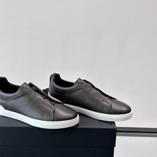 ZEGNA/杰尼亚 新款男士低帮皮革运动鞋,选用进口牛皮打造,丰富的工艺细节,鞋底骆马皮革嵌饰和品牌压纹徽标细节,干净简 ZEGNA/杰尼亚 新款男士低帮皮革运动鞋,选用进口牛皮打造,丰富的工艺细节,鞋底骆马皮革嵌饰和品牌压纹徽标细节,干净简