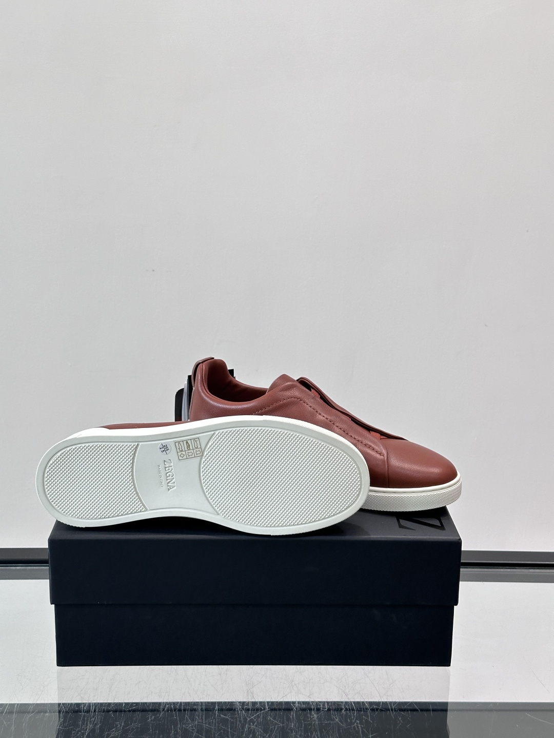 ZEGNA/杰尼亚 新款男士低帮皮革运动鞋，选用进口牛皮打造，丰富的工艺细节，鞋底骆马皮革嵌饰和品牌压纹徽标细节，干净简