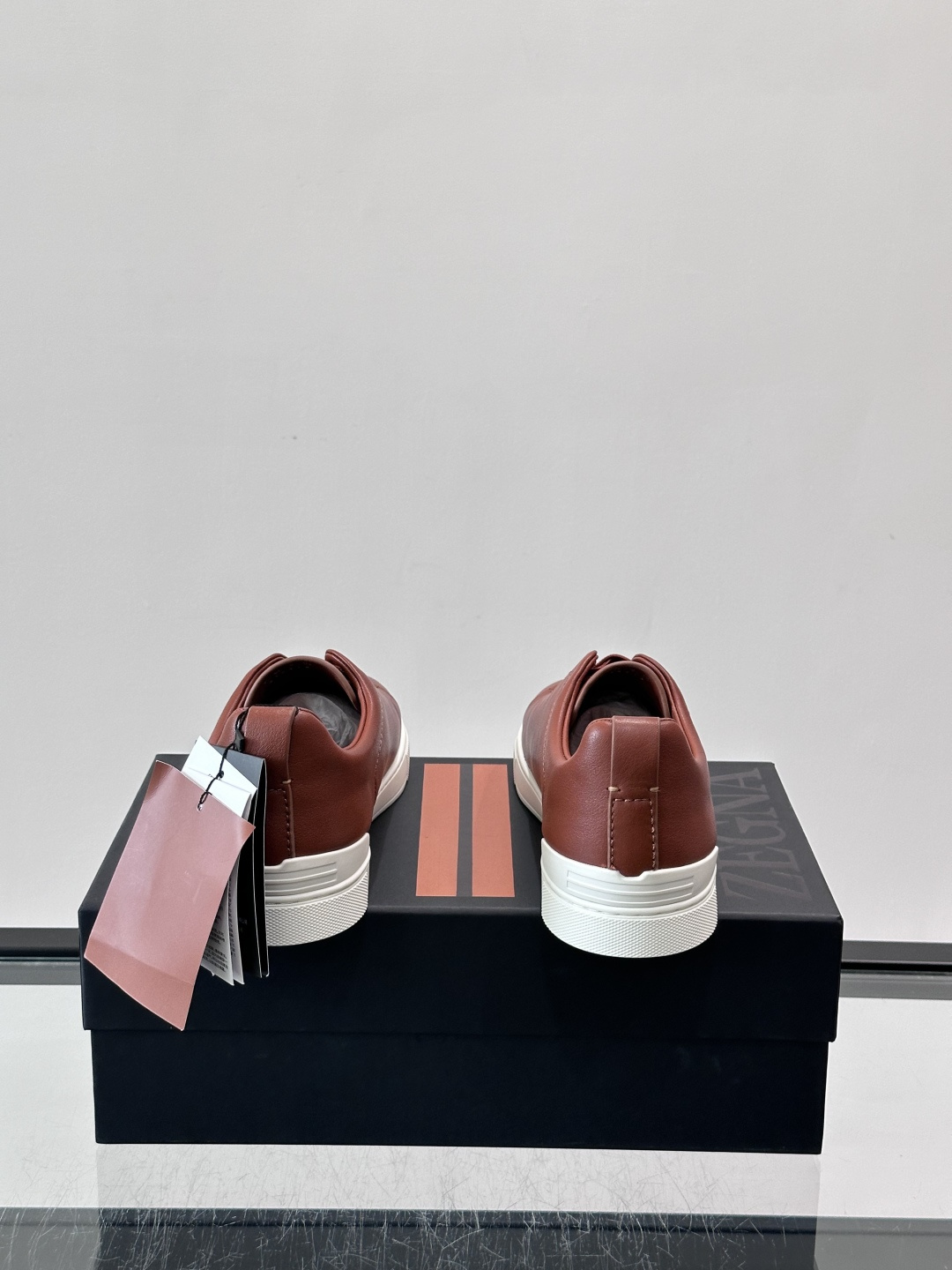 ZEGNA/杰尼亚 新款男士低帮皮革运动鞋，选用进口牛皮打造，丰富的工艺细节，鞋底骆马皮革嵌饰和品牌压纹徽标细节，干净简