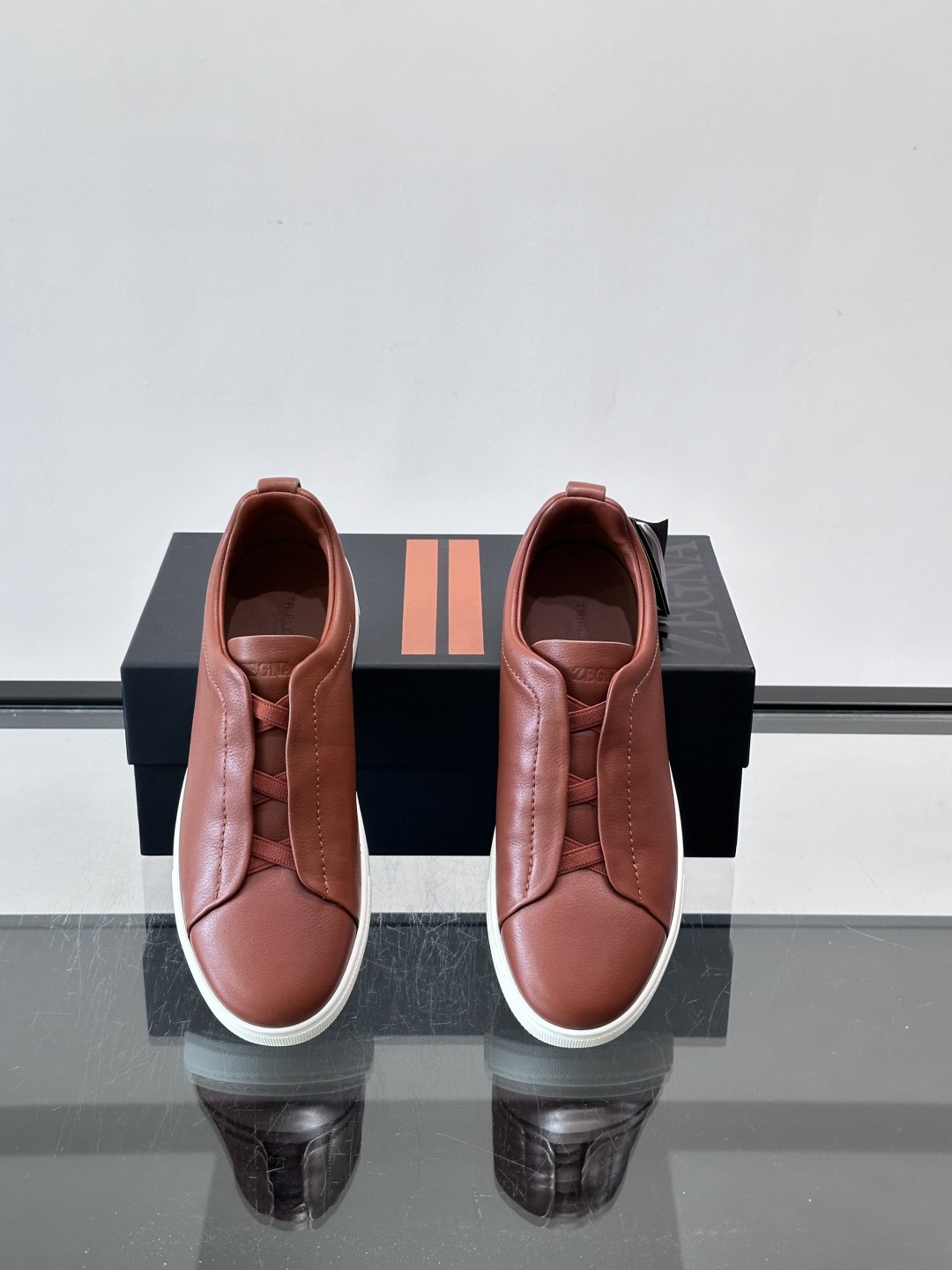 ZEGNA/杰尼亚 新款男士低帮皮革运动鞋，选用进口牛皮打造，丰富的工艺细节，鞋底骆马皮革嵌饰和品牌压纹徽标细节，干净简