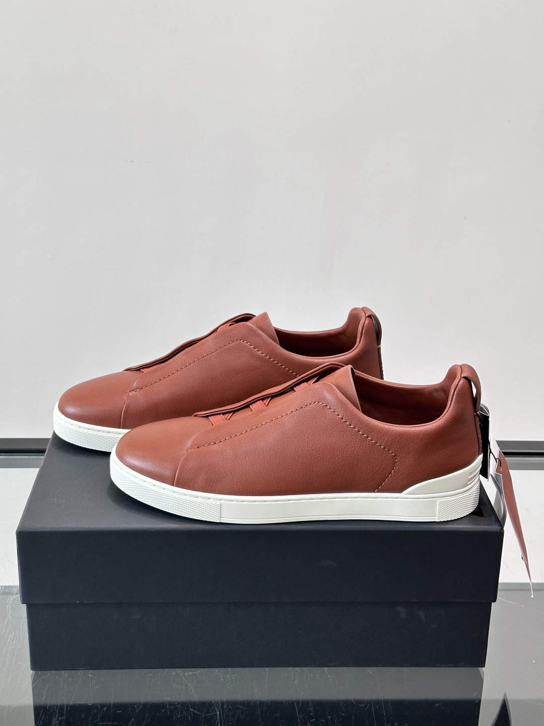 ZEGNA/杰尼亚 新款男士低帮皮革运动鞋，选用进口牛皮打造，丰富的工艺细节，鞋底骆马皮革嵌饰和品牌压纹徽标细节，干净简