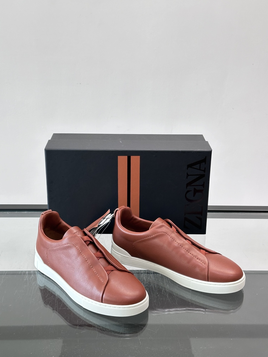 ZEGNA/杰尼亚 新款男士低帮皮革运动鞋，选用进口牛皮打造，丰富的工艺细节，鞋底骆马皮革嵌饰和品牌压纹徽标细节，干净简
