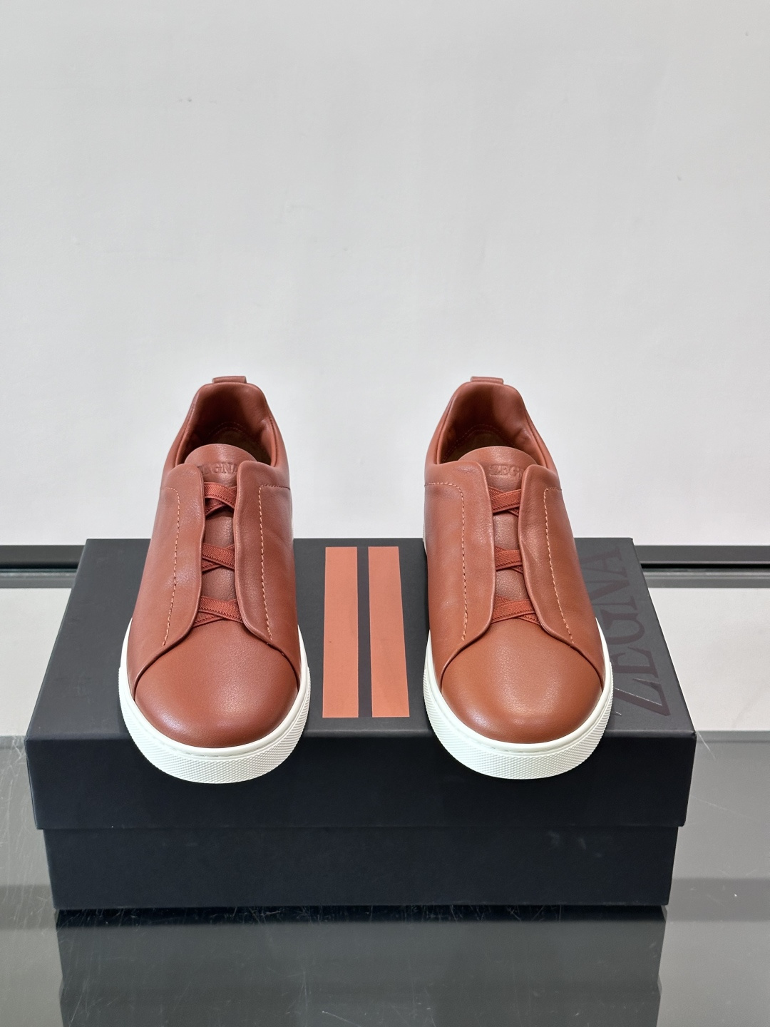 ZEGNA/杰尼亚 新款男士低帮皮革运动鞋，选用进口牛皮打造，丰富的工艺细节，鞋底骆马皮革嵌饰和品牌压纹徽标细节，干净简
