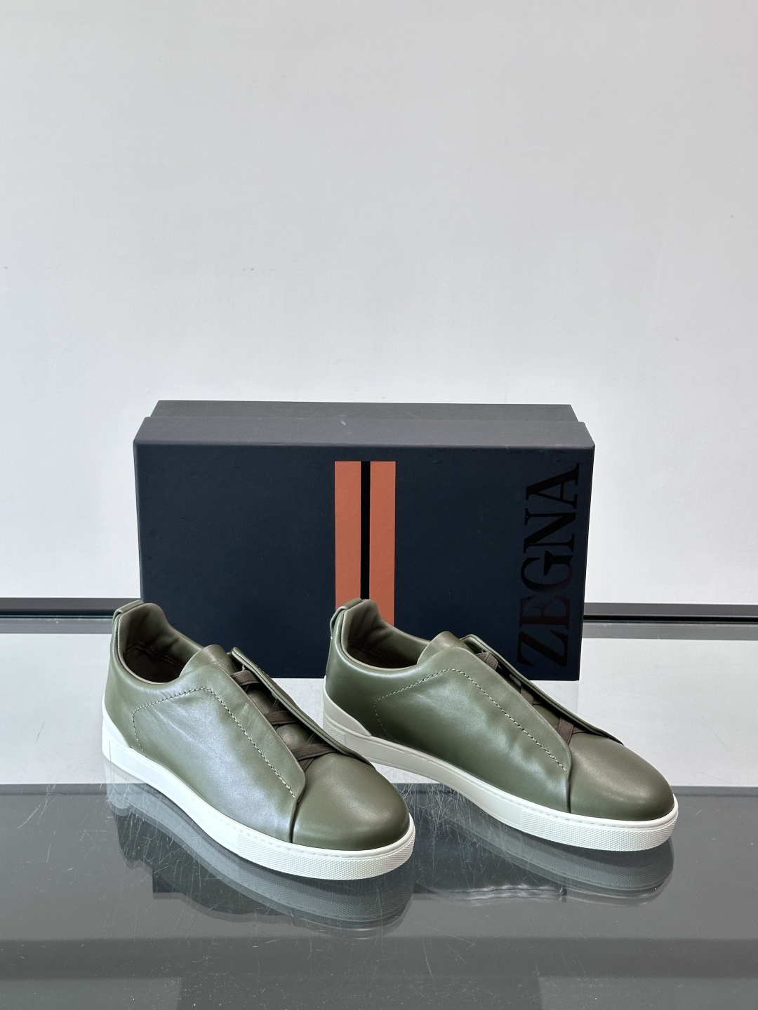 ZEGNA/杰尼亚 新款男士低帮皮革运动鞋，选用进口牛皮打造，丰富的工艺细节，鞋底骆马皮革嵌饰和品牌压纹徽标细节，干净简