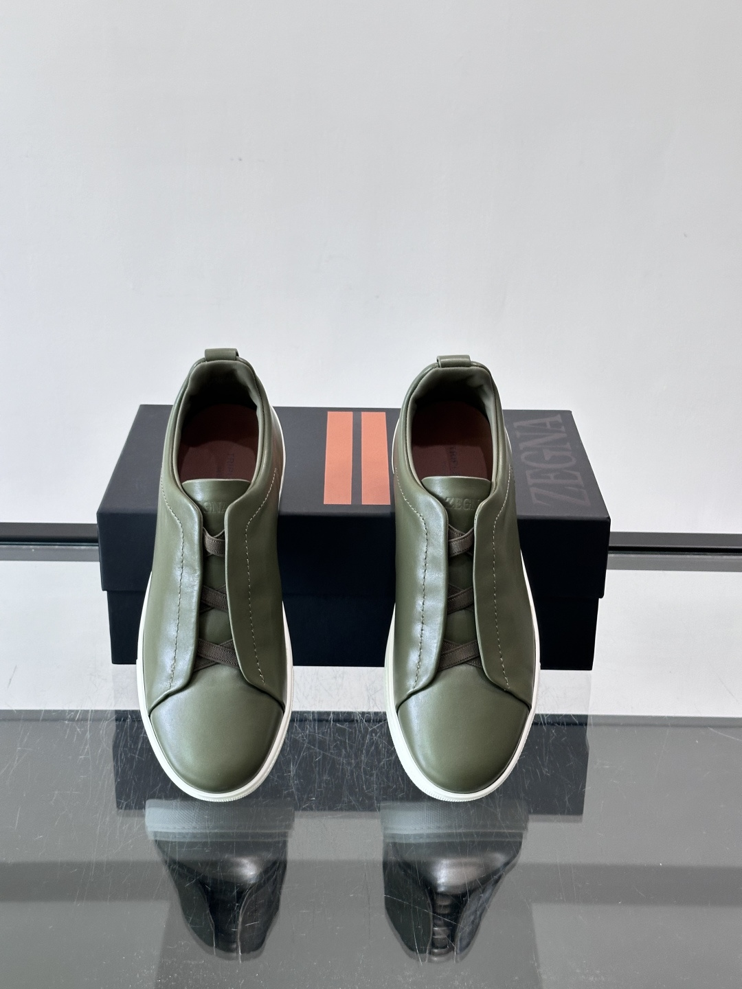 ZEGNA/杰尼亚 新款男士低帮皮革运动鞋，选用进口牛皮打造，丰富的工艺细节，鞋底骆马皮革嵌饰和品牌压纹徽标细节，干净简