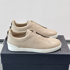 ZEGNA/杰尼亚 新款男士低帮皮革运动鞋,选用进口牛皮打造,丰富的工艺细节,鞋底骆马皮革嵌饰和品牌压纹徽标细节,干净简 ZEGNA/杰尼亚 新款男士低帮皮革运动鞋,选用进口牛皮打造,丰富的工艺细节,鞋底骆马皮革嵌饰和品牌压纹徽标细节,干净简