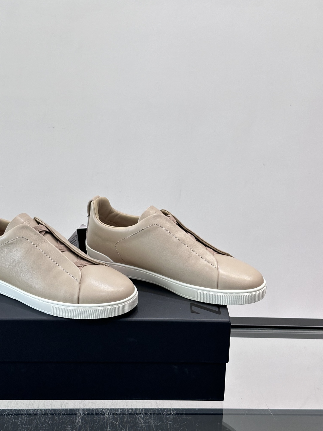 ZEGNA/杰尼亚 新款男士低帮皮革运动鞋,选用进口牛皮打造,丰富的工艺细节,鞋底骆马皮革嵌饰和品牌压纹徽标细节,干净简 ZEGNA/杰尼亚 新款男士低帮皮革运动鞋,选用进口牛皮打造,丰富的工艺细节,鞋底骆马皮革嵌饰和品牌压纹徽标细节,干净简