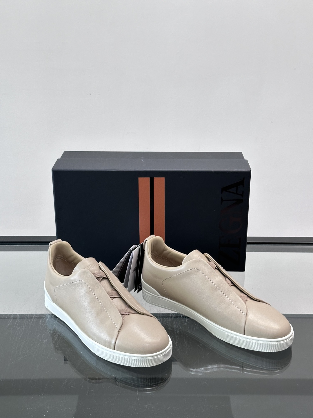 ZEGNA/杰尼亚 新款男士低帮皮革运动鞋,选用进口牛皮打造,丰富的工艺细节,鞋底骆马皮革嵌饰和品牌压纹徽标细节,干净简 ZEGNA/杰尼亚 新款男士低帮皮革运动鞋,选用进口牛皮打造,丰富的工艺细节,鞋底骆马皮革嵌饰和品牌压纹徽标细节,干净简