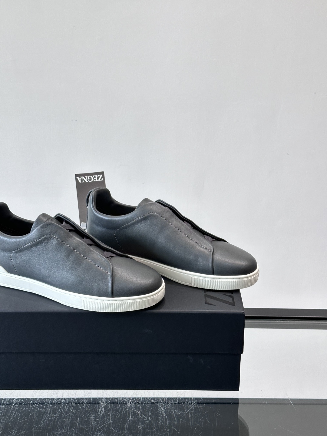 ZEGNA/杰尼亚 新款男士低帮皮革运动鞋，选用进口牛皮打造，丰富的工艺细节，鞋底骆马皮革嵌饰和品牌压纹徽标细节，干净简