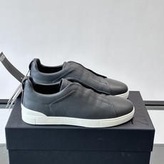 ZEGNA/杰尼亚 新款男士低帮皮革运动鞋,选用进口牛皮打造,丰富的工艺细节,鞋底骆马皮革嵌饰和品牌压纹徽标细节,干净简 ZEGNA/杰尼亚 新款男士低帮皮革运动鞋,选用进口牛皮打造,丰富的工艺细节,鞋底骆马皮革嵌饰和品牌压纹徽标细节,干净简