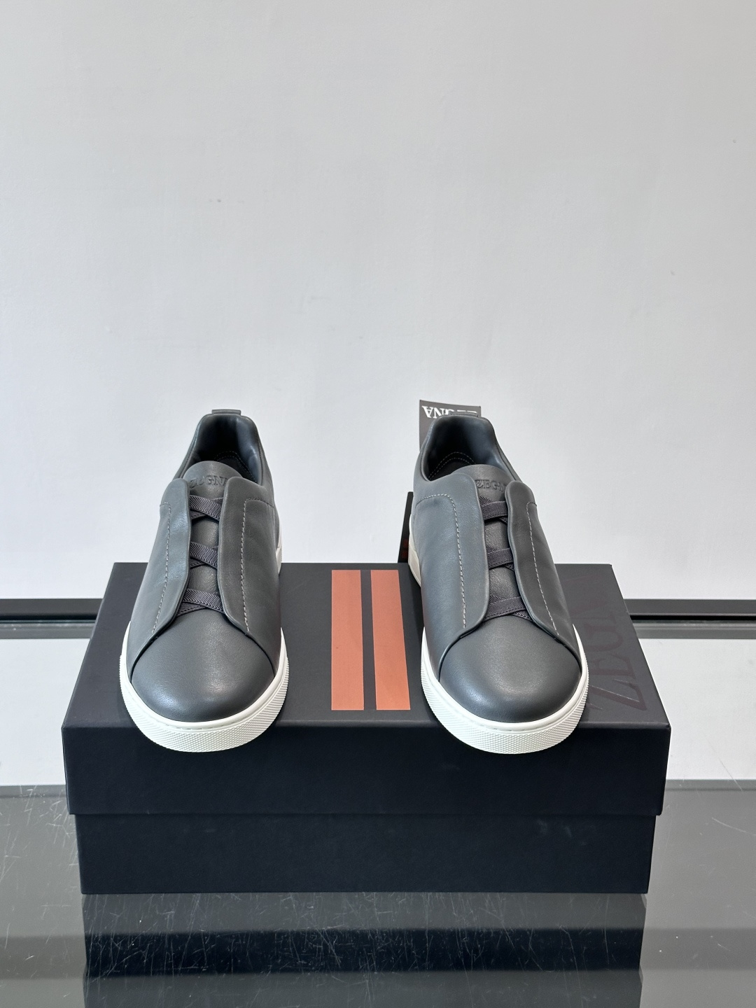 ZEGNA/杰尼亚 新款男士低帮皮革运动鞋，选用进口牛皮打造，丰富的工艺细节，鞋底骆马皮革嵌饰和品牌压纹徽标细节，干净简