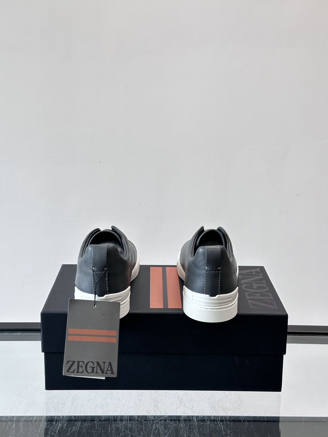 ZEGNA/杰尼亚 新款男士低帮皮革运动鞋，选用进口牛皮打造，丰富的工艺细节，鞋底骆马皮革嵌饰和品牌压纹徽标细节，干净简