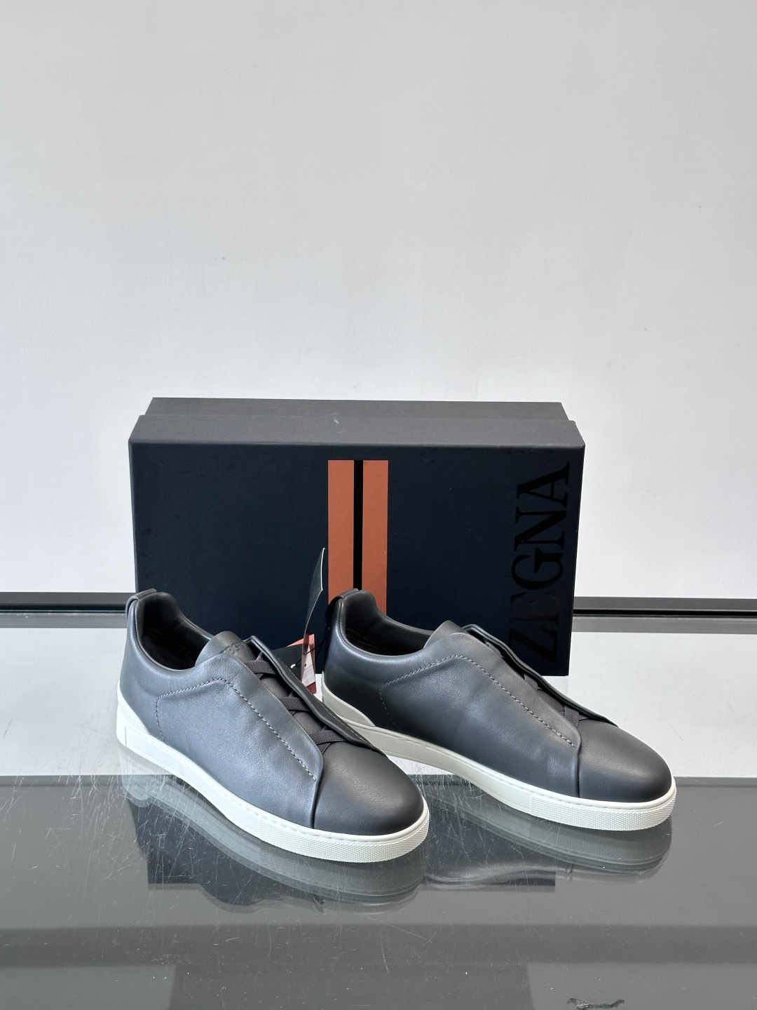 ZEGNA/杰尼亚 新款男士低帮皮革运动鞋，选用进口牛皮打造，丰富的工艺细节，鞋底骆马皮革嵌饰和品牌压纹徽标细节，干净简