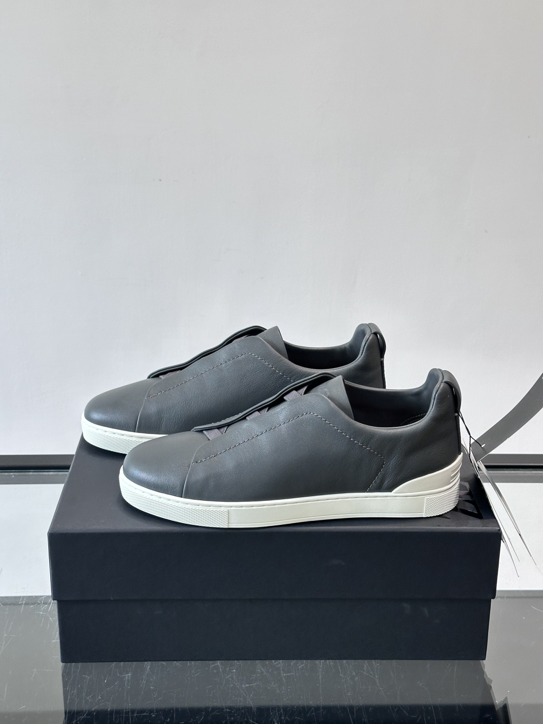 ZEGNA/杰尼亚 新款男士低帮皮革运动鞋，选用进口牛皮打造，丰富的工艺细节，鞋底骆马皮革嵌饰和品牌压纹徽标细节，干净简