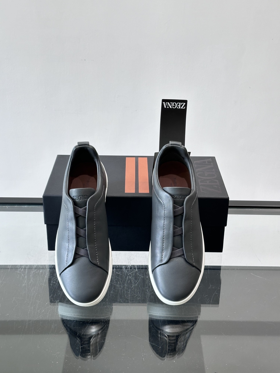 ZEGNA/杰尼亚 新款男士低帮皮革运动鞋，选用进口牛皮打造，丰富的工艺细节，鞋底骆马皮革嵌饰和品牌压纹徽标细节，干净简