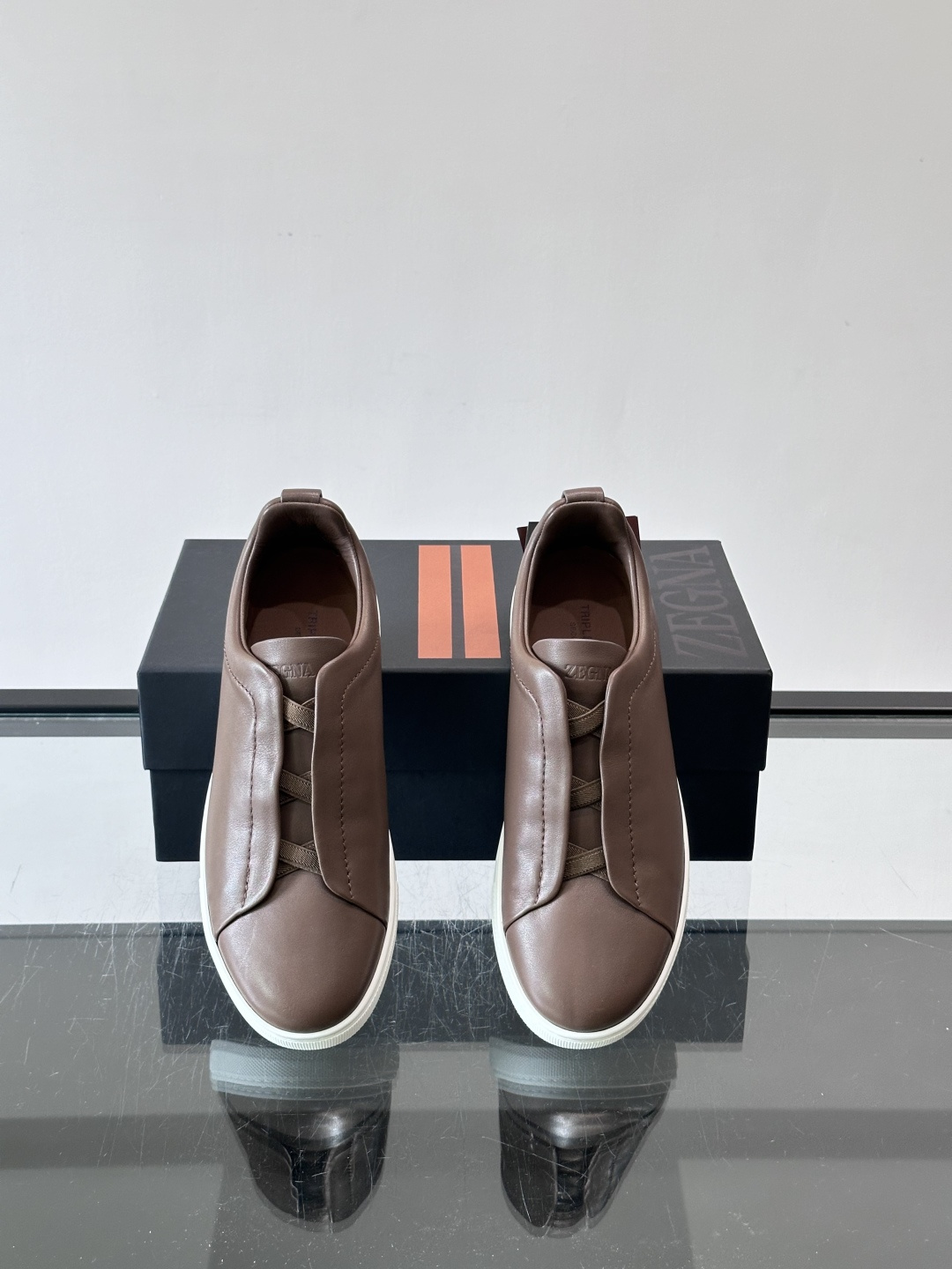 ZEGNA/杰尼亚 新款男士低帮皮革运动鞋，选用进口牛皮打造，丰富的工艺细节，鞋底骆马皮革嵌饰和品牌压纹徽标细节，干净简