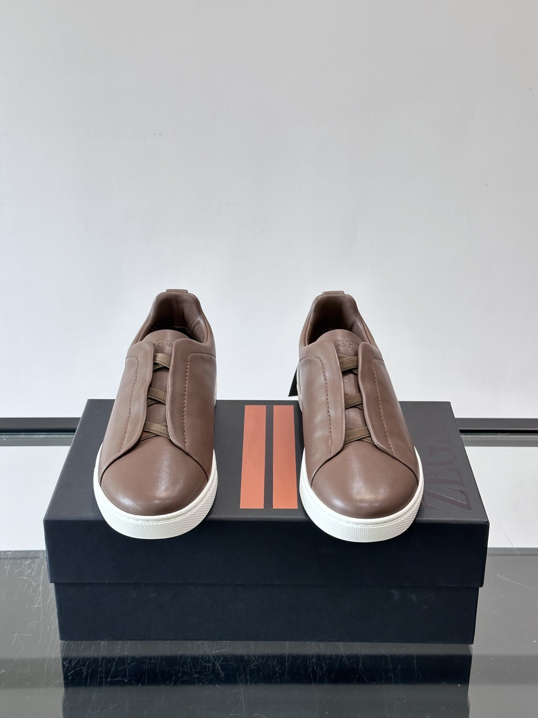 ZEGNA/杰尼亚 新款男士低帮皮革运动鞋，选用进口牛皮打造，丰富的工艺细节，鞋底骆马皮革嵌饰和品牌压纹徽标细节，干净简