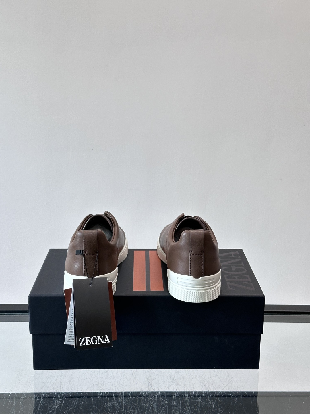 ZEGNA/杰尼亚 新款男士低帮皮革运动鞋，选用进口牛皮打造，丰富的工艺细节，鞋底骆马皮革嵌饰和品牌压纹徽标细节，干净简