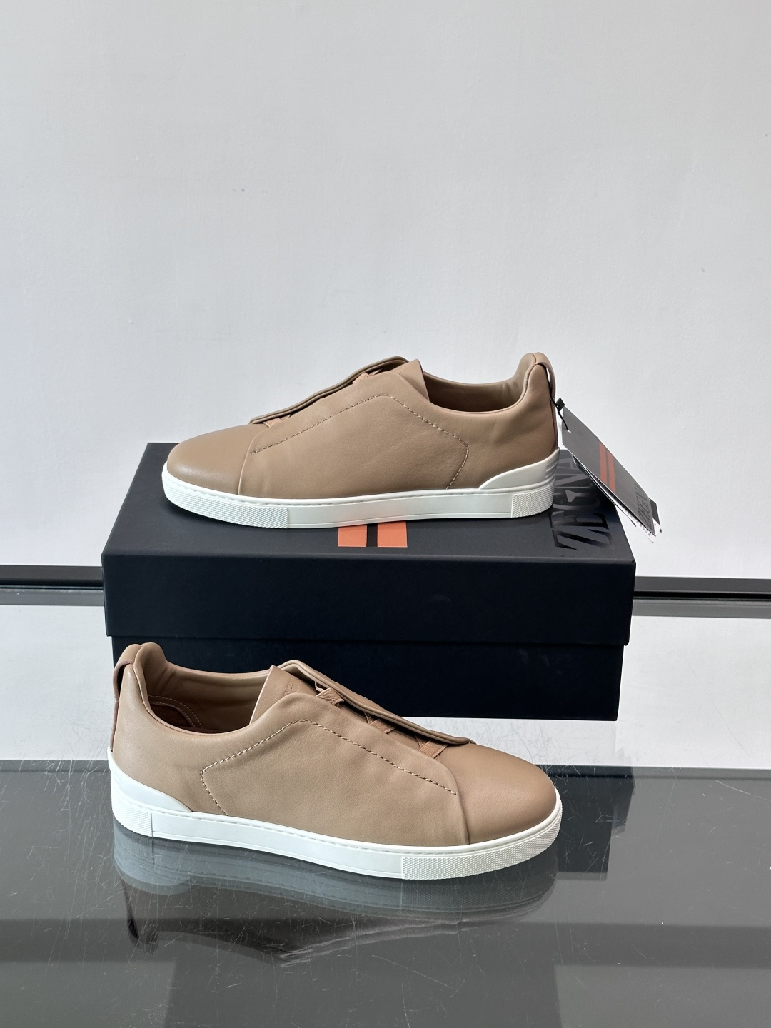 ZEGNA/杰尼亚 新款男士低帮皮革运动鞋，选用进口牛皮打造，丰富的工艺细节，鞋底骆马皮革嵌饰和品牌压纹徽标细节，干净简