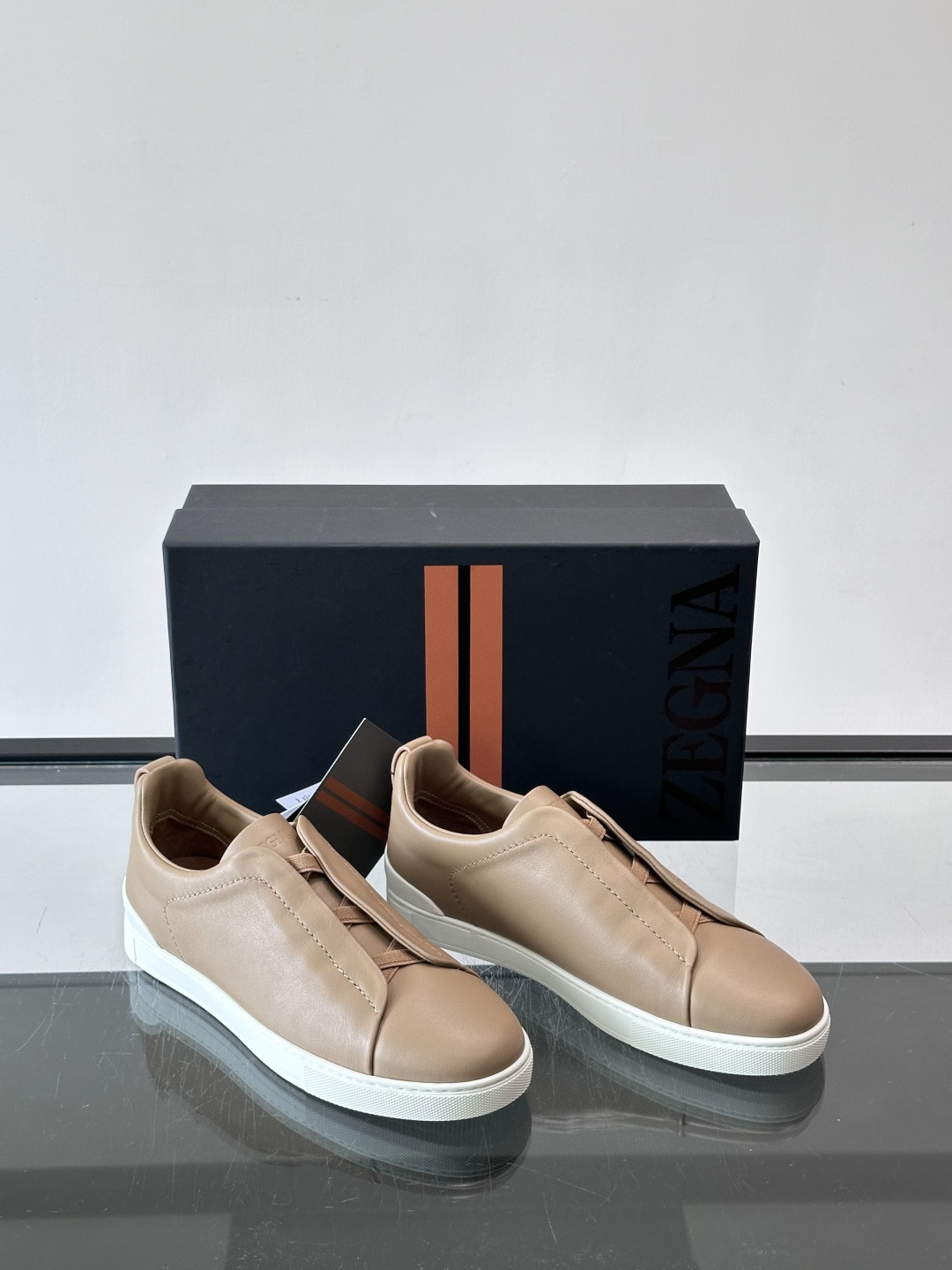 ZEGNA/杰尼亚 新款男士低帮皮革运动鞋，选用进口牛皮打造，丰富的工艺细节，鞋底骆马皮革嵌饰和品牌压纹徽标细节，干净简