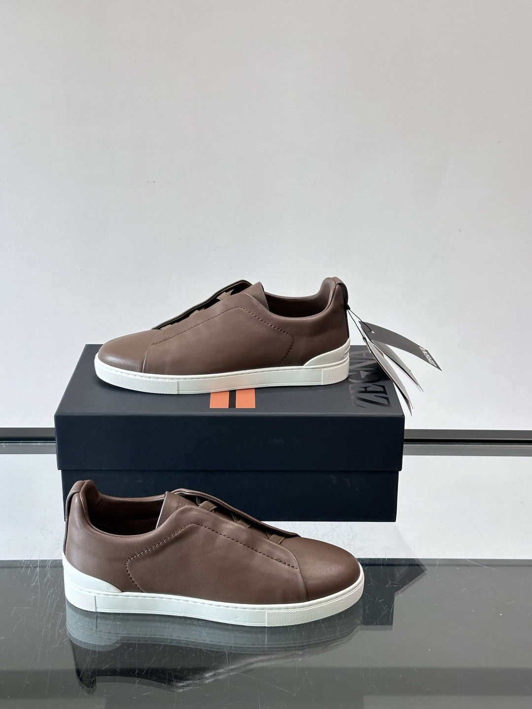 ZEGNA/杰尼亚 新款男士低帮皮革运动鞋，选用进口牛皮打造，丰富的工艺细节，鞋底骆马皮革嵌饰和品牌压纹徽标细节，干净简