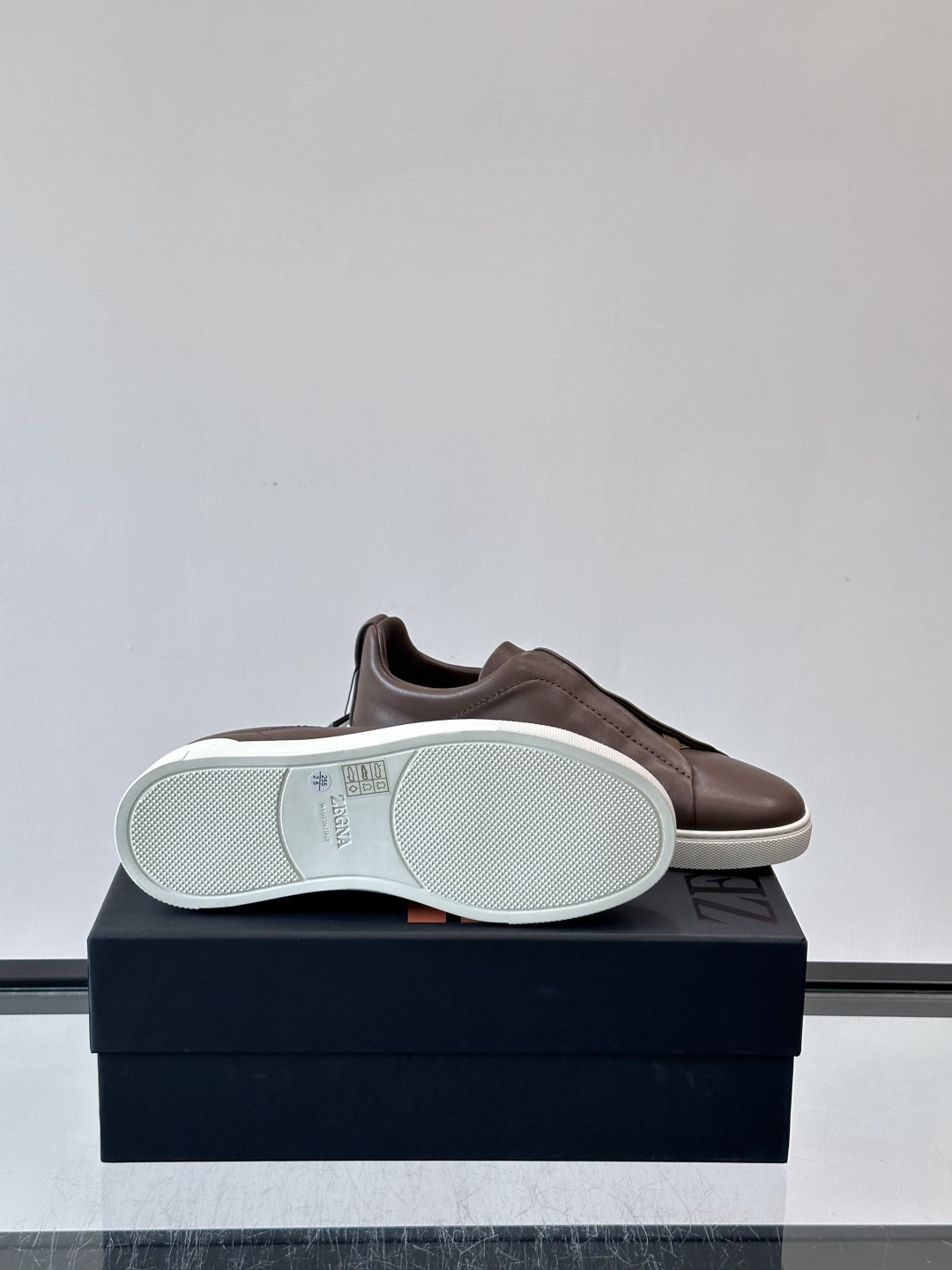 ZEGNA/杰尼亚 新款男士低帮皮革运动鞋，选用进口牛皮打造，丰富的工艺细节，鞋底骆马皮革嵌饰和品牌压纹徽标细节，干净简