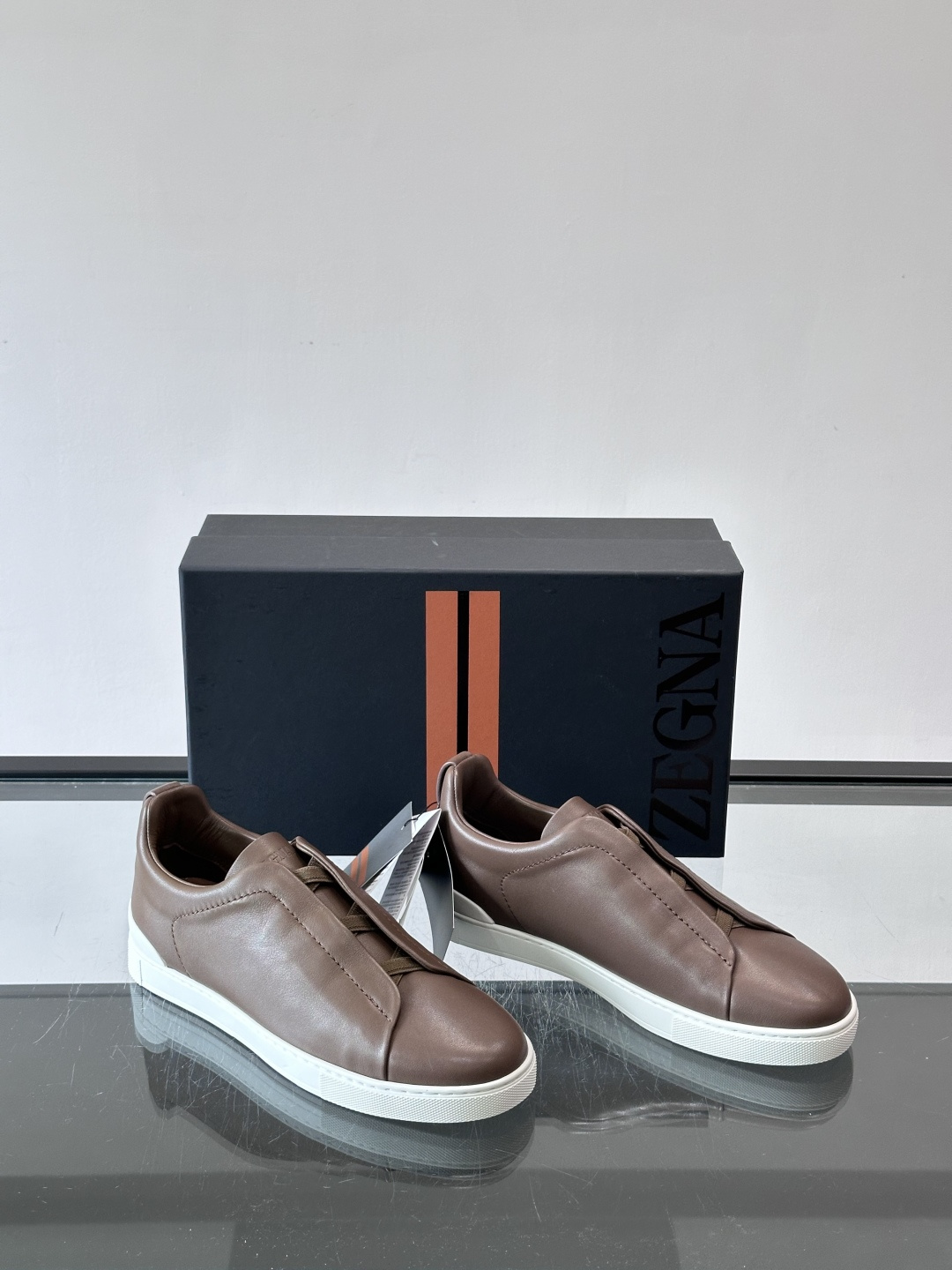 ZEGNA/杰尼亚 新款男士低帮皮革运动鞋，选用进口牛皮打造，丰富的工艺细节，鞋底骆马皮革嵌饰和品牌压纹徽标细节，干净简