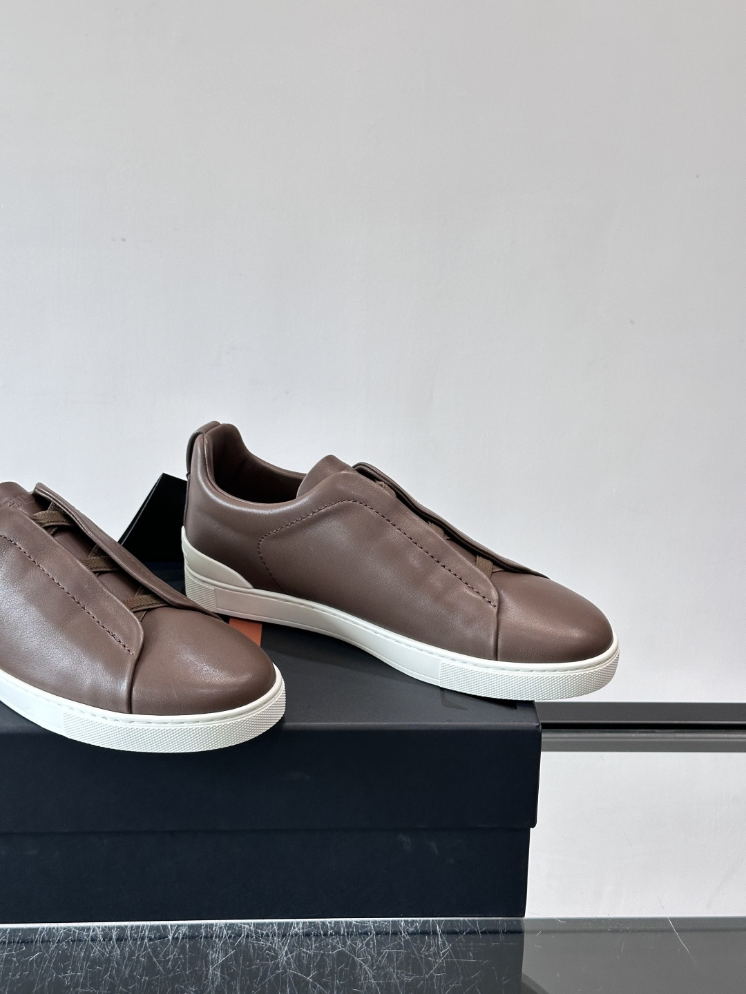 ZEGNA/杰尼亚 新款男士低帮皮革运动鞋，选用进口牛皮打造，丰富的工艺细节，鞋底骆马皮革嵌饰和品牌压纹徽标细节，干净简