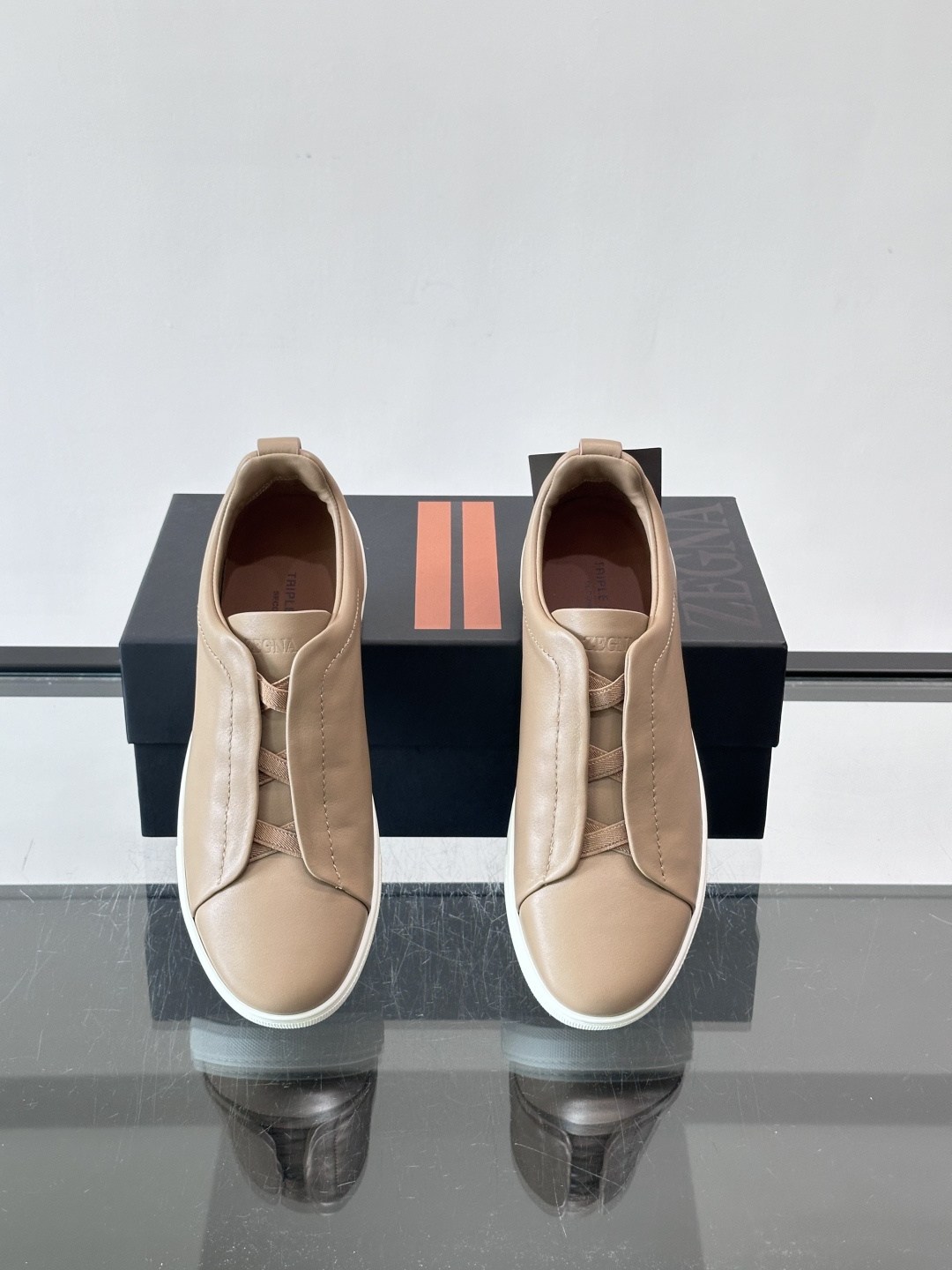 ZEGNA/杰尼亚 新款男士低帮皮革运动鞋，选用进口牛皮打造，丰富的工艺细节，鞋底骆马皮革嵌饰和品牌压纹徽标细节，干净简
