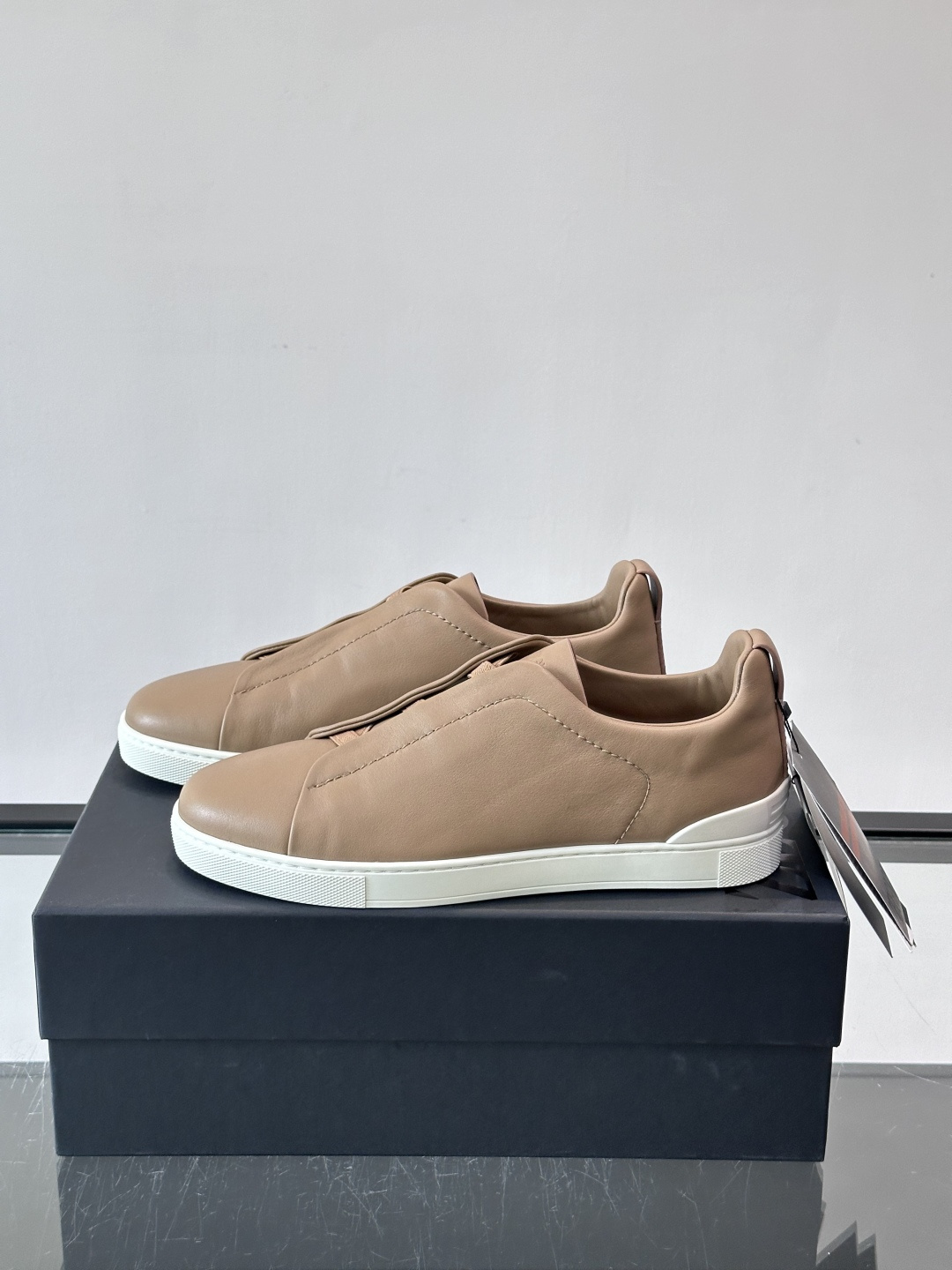 ZEGNA/杰尼亚 新款男士低帮皮革运动鞋，选用进口牛皮打造，丰富的工艺细节，鞋底骆马皮革嵌饰和品牌压纹徽标细节，干净简