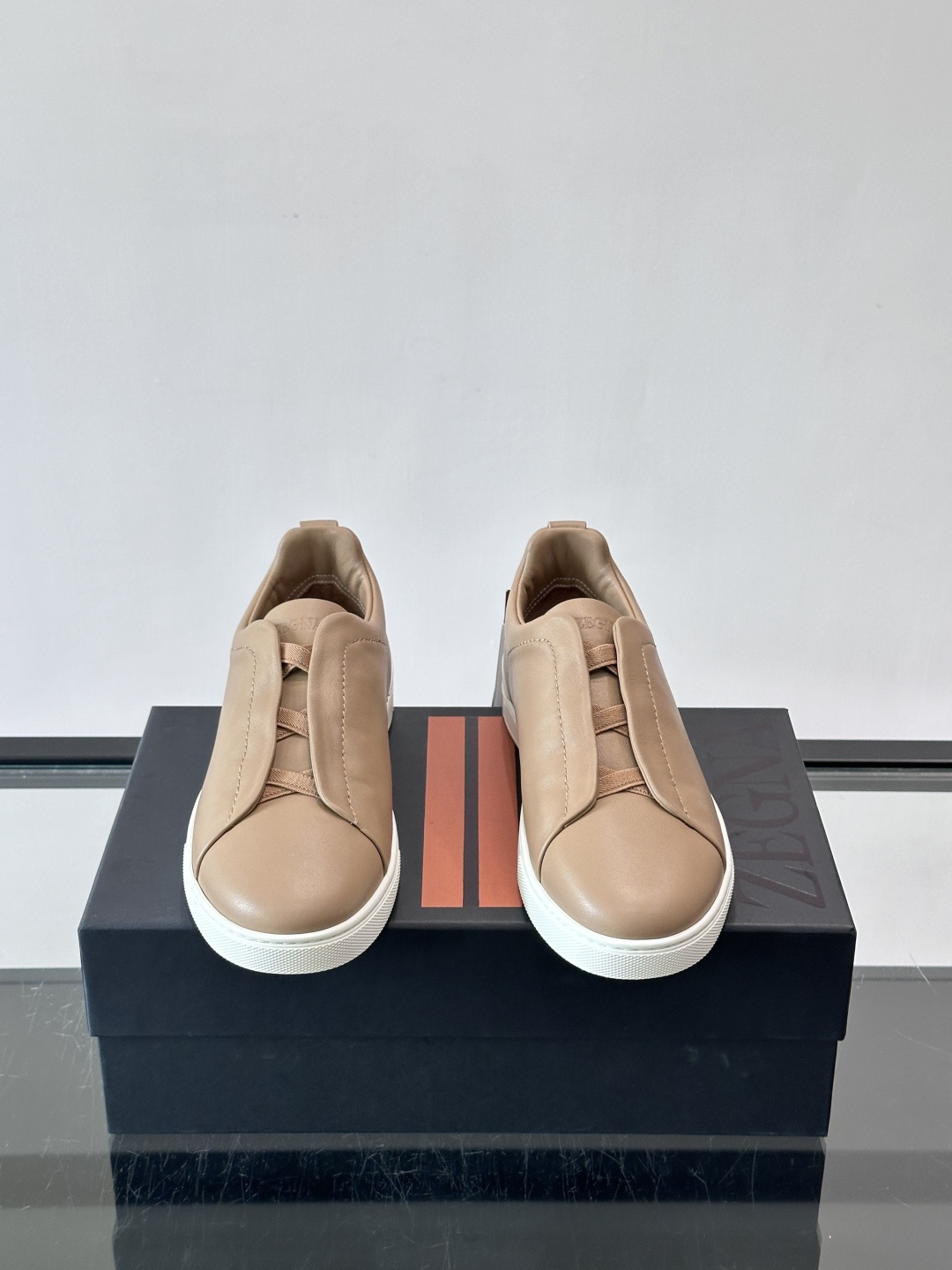 ZEGNA/杰尼亚 新款男士低帮皮革运动鞋，选用进口牛皮打造，丰富的工艺细节，鞋底骆马皮革嵌饰和品牌压纹徽标细节，干净简