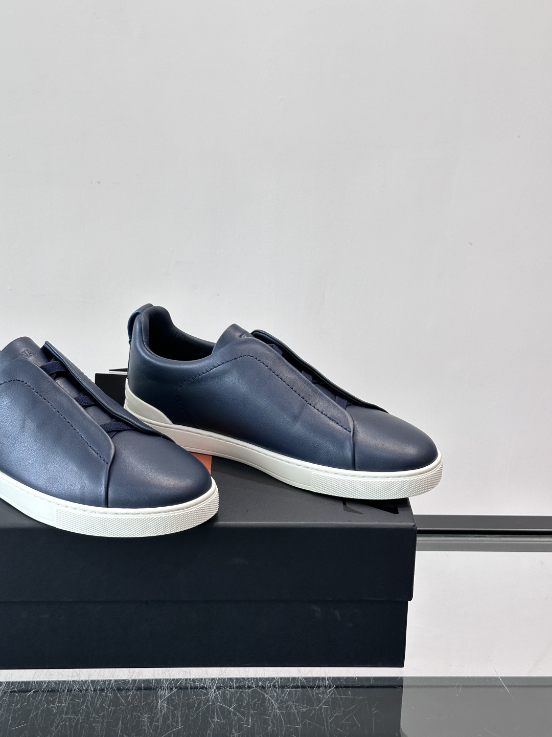 ZEGNA/杰尼亚 新款男士低帮皮革运动鞋,选用进口牛皮打造,丰富的工艺细节,鞋底骆马皮革嵌饰和品牌压纹徽标细节,干净简 ZEGNA/杰尼亚 新款男士低帮皮革运动鞋,选用进口牛皮打造,丰富的工艺细节,鞋底骆马皮革嵌饰和品牌压纹徽标细节,干净简
