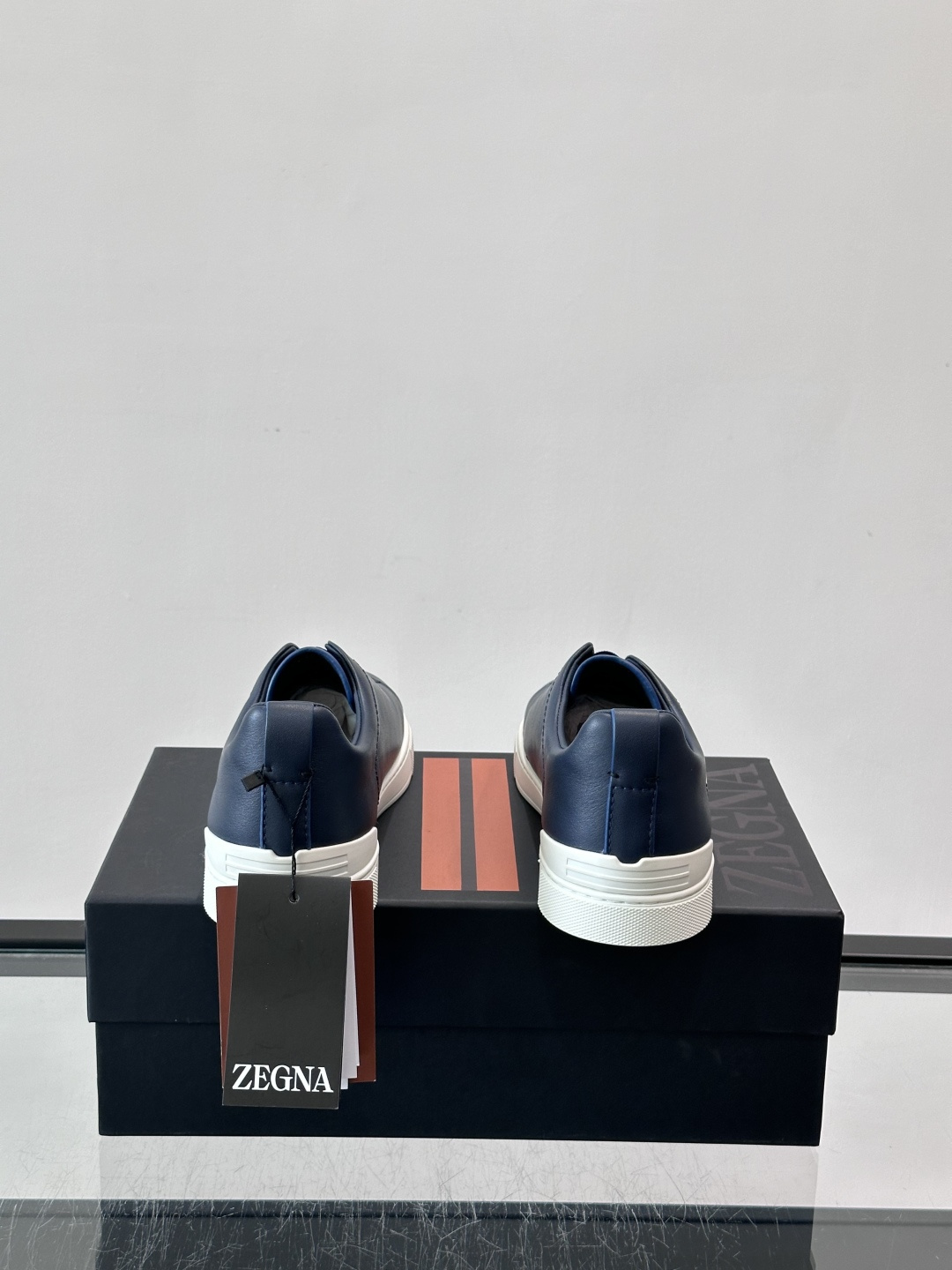 ZEGNA/杰尼亚 新款男士低帮皮革运动鞋,选用进口牛皮打造,丰富的工艺细节,鞋底骆马皮革嵌饰和品牌压纹徽标细节,干净简 ZEGNA/杰尼亚 新款男士低帮皮革运动鞋,选用进口牛皮打造,丰富的工艺细节,鞋底骆马皮革嵌饰和品牌压纹徽标细节,干净简