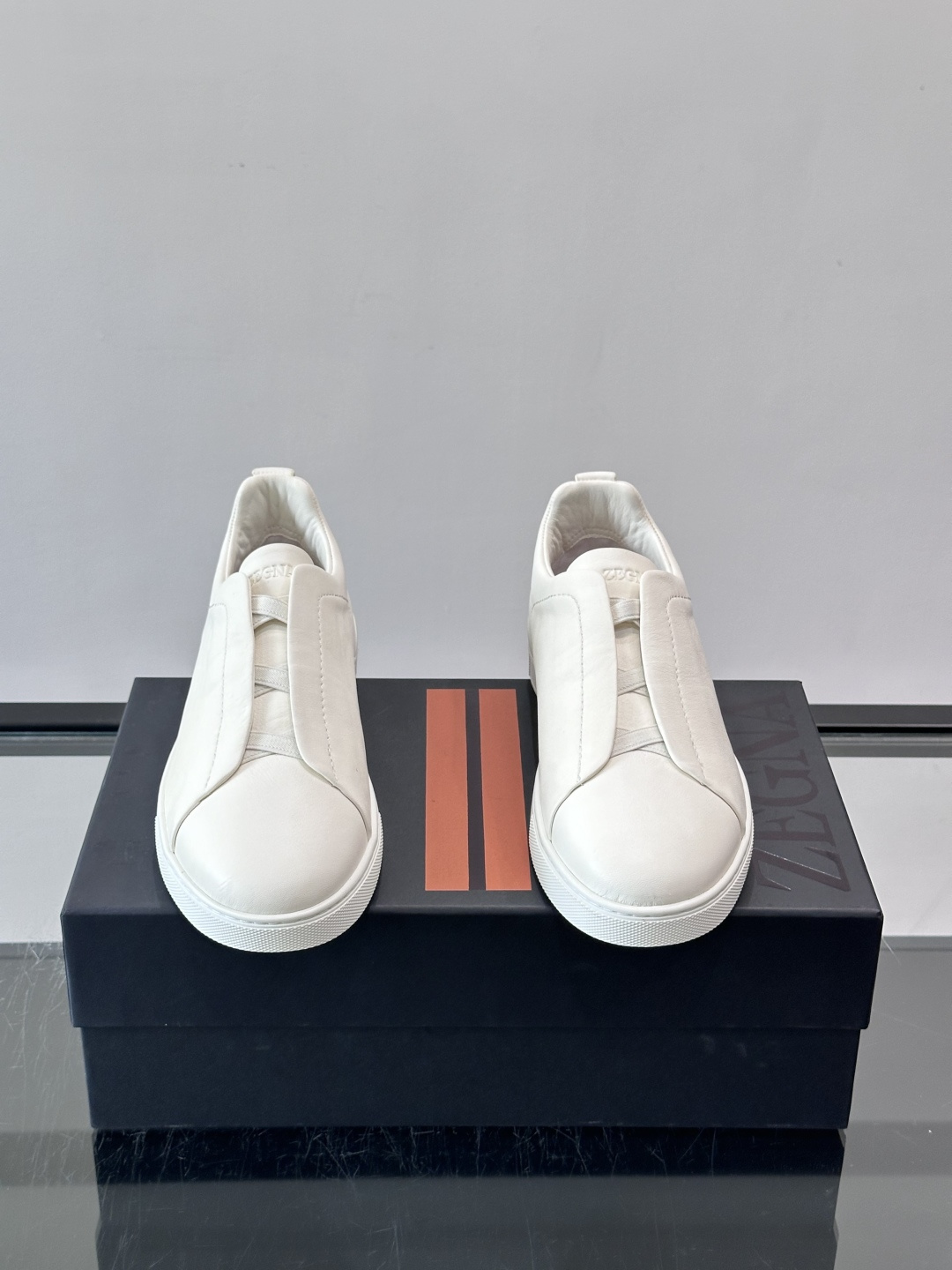 ZEGNA/杰尼亚 新款男士低帮皮革运动鞋,选用进口牛皮打造,丰富的工艺细节,鞋底骆马皮革嵌饰和品牌压纹徽标细节,干净简 ZEGNA/杰尼亚 新款男士低帮皮革运动鞋,选用进口牛皮打造,丰富的工艺细节,鞋底骆马皮革嵌饰和品牌压纹徽标细节,干净简