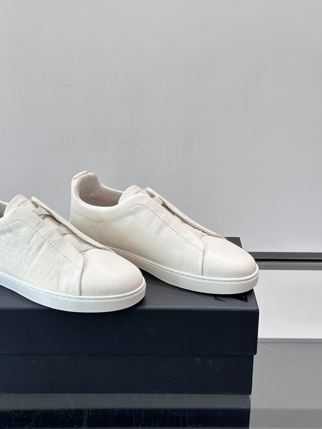 ZEGNA/杰尼亚 新款男士低帮皮革运动鞋,选用进口牛皮打造,丰富的工艺细节,鞋底骆马皮革嵌饰和品牌压纹徽标细节,干净简 ZEGNA/杰尼亚 新款男士低帮皮革运动鞋,选用进口牛皮打造,丰富的工艺细节,鞋底骆马皮革嵌饰和品牌压纹徽标细节,干净简