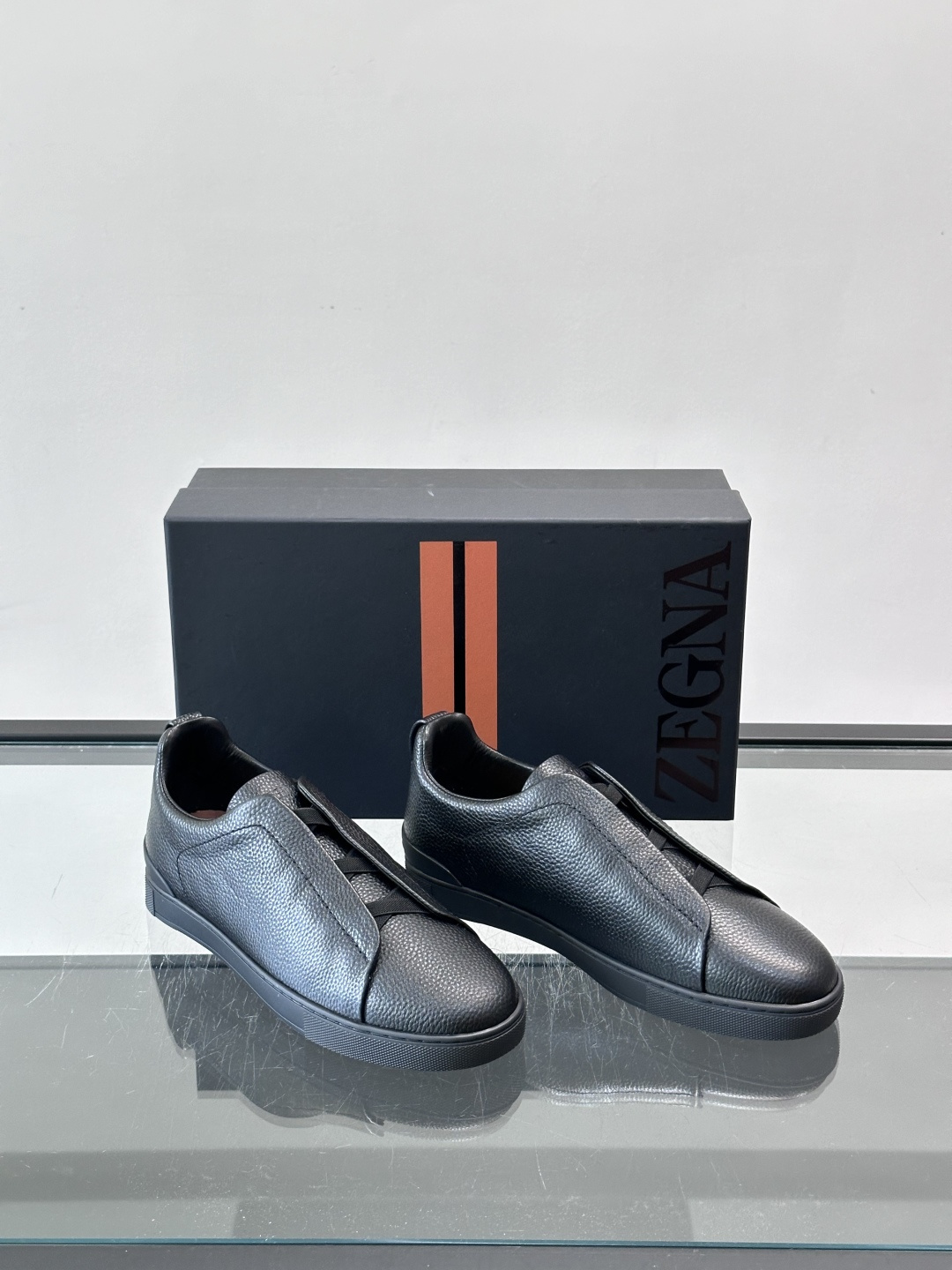ZEGNA/杰尼亚 新款男士低帮皮革运动鞋，选用进口牛皮打造，丰富的工艺细节，鞋底骆马皮革嵌饰和品牌压纹徽标细节，干净简