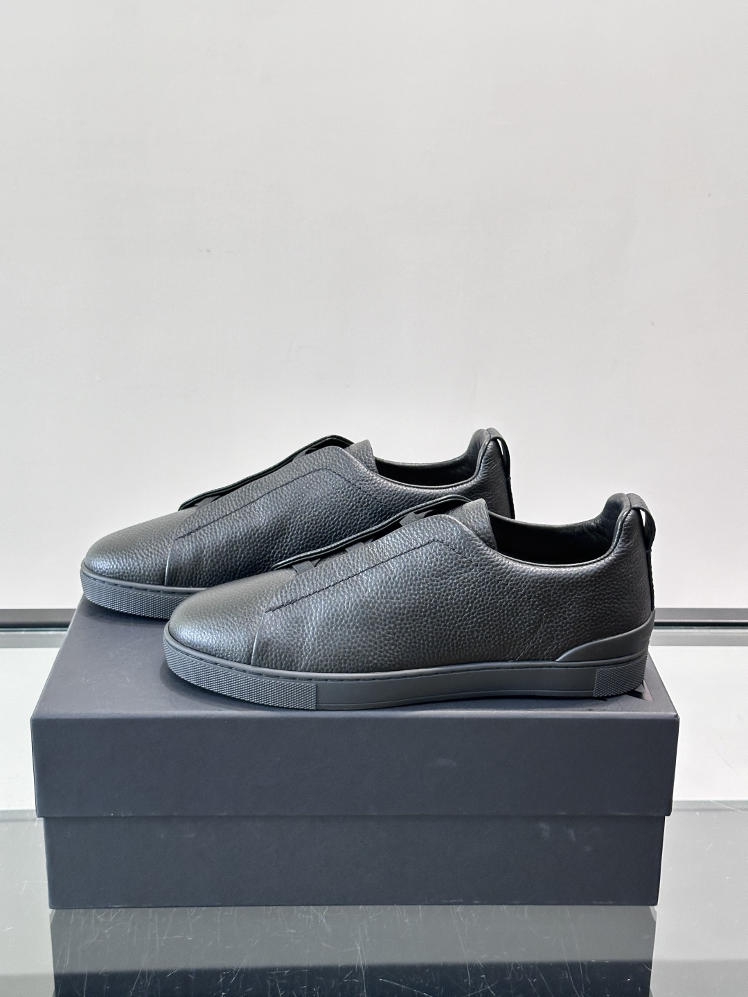 ZEGNA/杰尼亚 新款男士低帮皮革运动鞋，选用进口牛皮打造，丰富的工艺细节，鞋底骆马皮革嵌饰和品牌压纹徽标细节，干净简