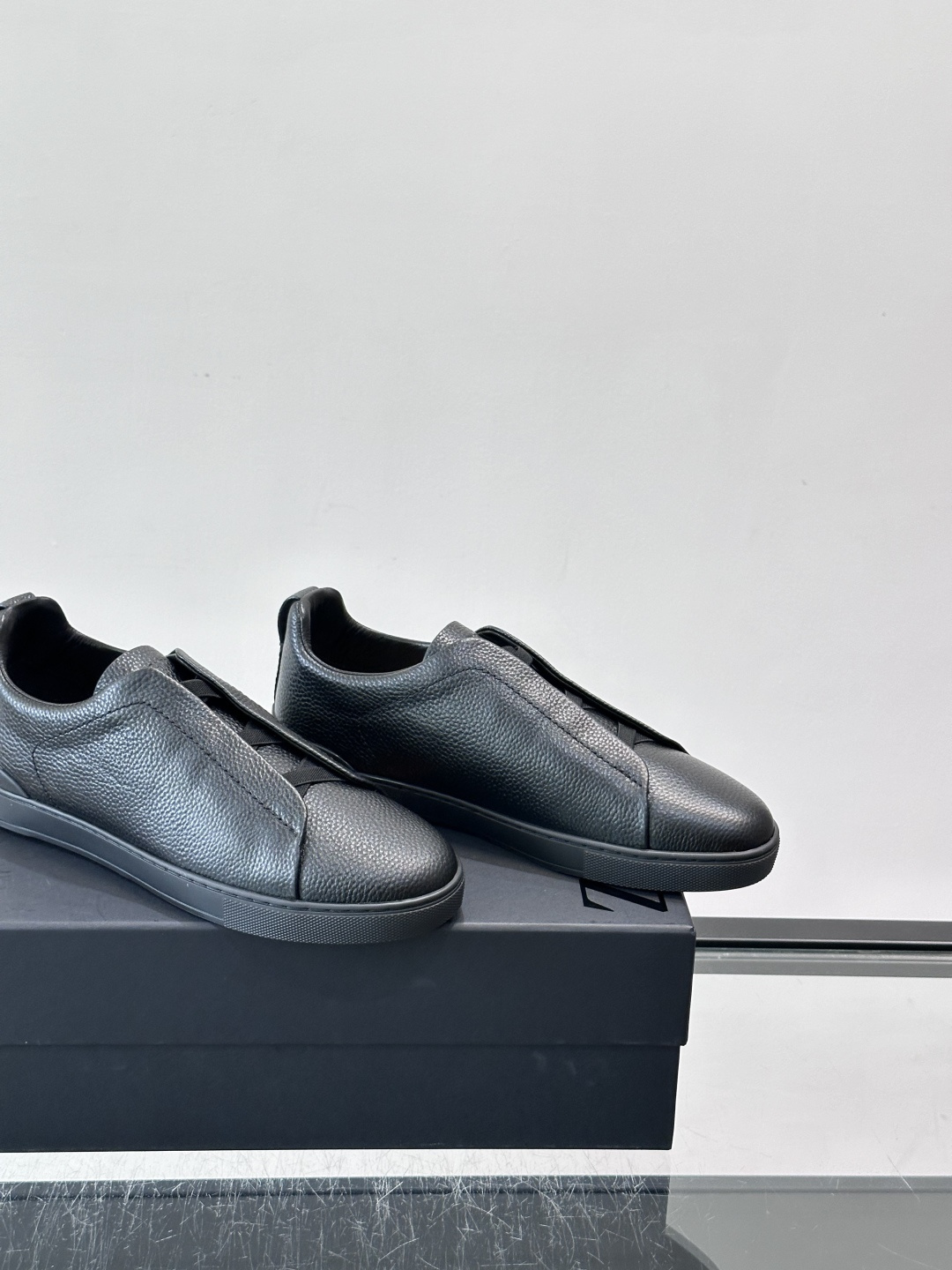 ZEGNA/杰尼亚 新款男士低帮皮革运动鞋，选用进口牛皮打造，丰富的工艺细节，鞋底骆马皮革嵌饰和品牌压纹徽标细节，干净简