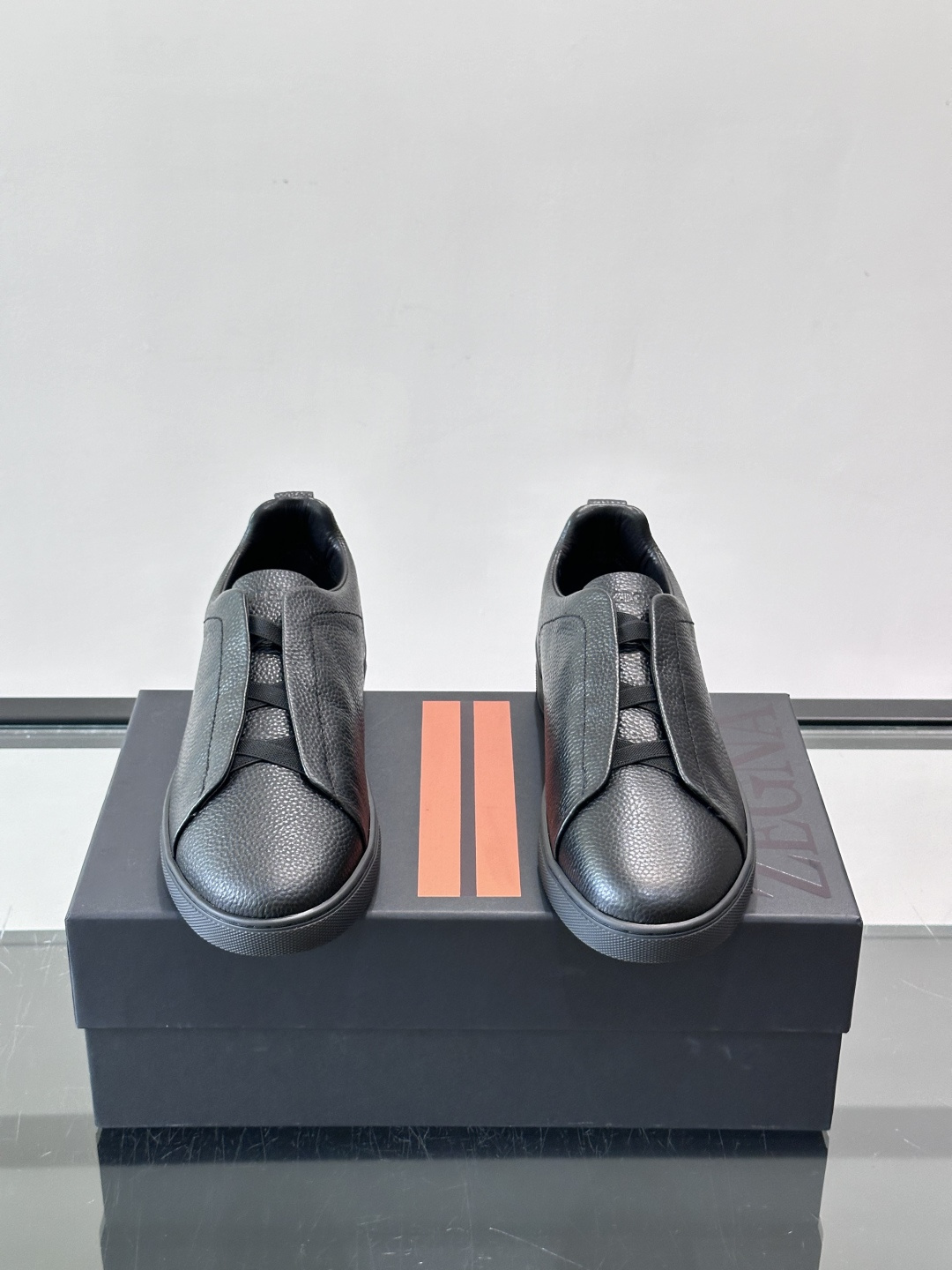 ZEGNA/杰尼亚 新款男士低帮皮革运动鞋，选用进口牛皮打造，丰富的工艺细节，鞋底骆马皮革嵌饰和品牌压纹徽标细节，干净简