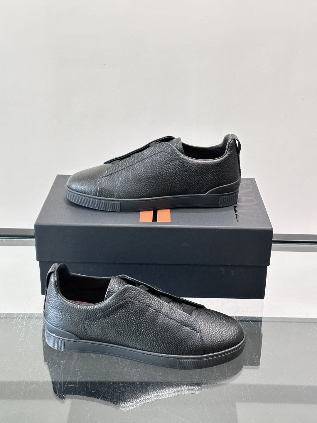 ZEGNA/杰尼亚 新款男士低帮皮革运动鞋，选用进口牛皮打造，丰富的工艺细节，鞋底骆马皮革嵌饰和品牌压纹徽标细节，干净简