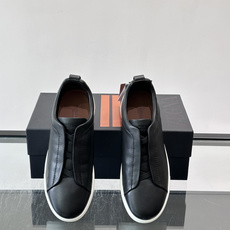 ZEGNA/杰尼亚 新款男士低帮皮革运动鞋,选用进口牛皮打造,丰富的工艺细节,鞋底骆马皮革嵌饰和品牌压纹徽标细节,干净简 ZEGNA/杰尼亚 新款男士低帮皮革运动鞋,选用进口牛皮打造,丰富的工艺细节,鞋底骆马皮革嵌饰和品牌压纹徽标细节,干净简