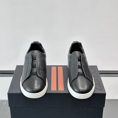 ZEGNA/杰尼亚 新款男士低帮皮革运动鞋,选用进口牛皮打造,丰富的工艺细节,鞋底骆马皮革嵌饰和品牌压纹徽标细节,干净简 ZEGNA/杰尼亚 新款男士低帮皮革运动鞋,选用进口牛皮打造,丰富的工艺细节,鞋底骆马皮革嵌饰和品牌压纹徽标细节,干净简