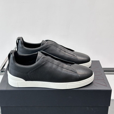 ZEGNA/杰尼亚 新款男士低帮皮革运动鞋,选用进口牛皮打造,丰富的工艺细节,鞋底骆马皮革嵌饰和品牌压纹徽标细节,干净简 ZEGNA/杰尼亚 新款男士低帮皮革运动鞋,选用进口牛皮打造,丰富的工艺细节,鞋底骆马皮革嵌饰和品牌压纹徽标细节,干净简