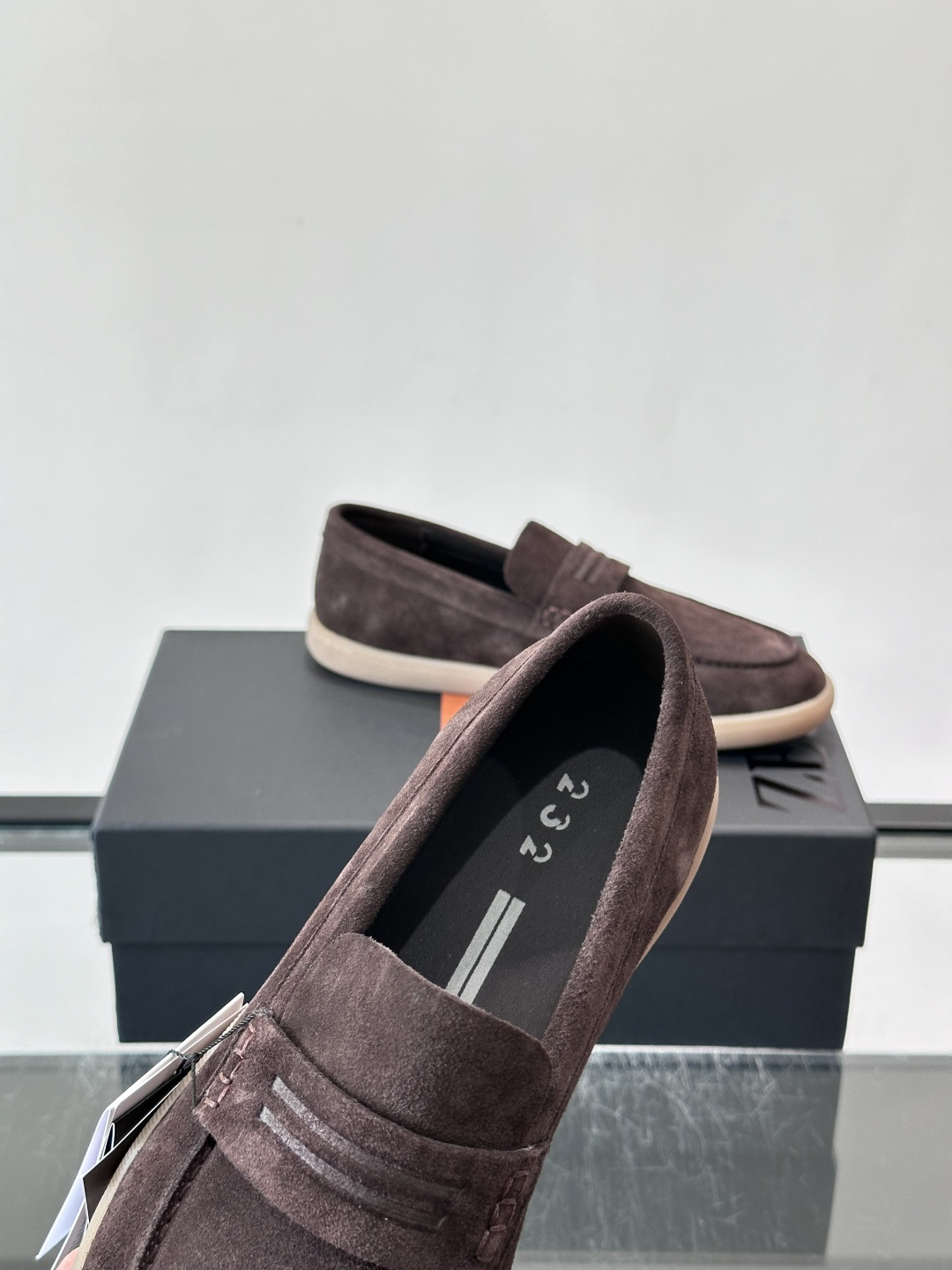 Zegna 麂皮乐福鞋​​，翻毛皮鞋面，白色麻底橡胶厚底，鞋垫上压印着"ZEGNA"。走的是经典的"意大利老钱风"休闲路