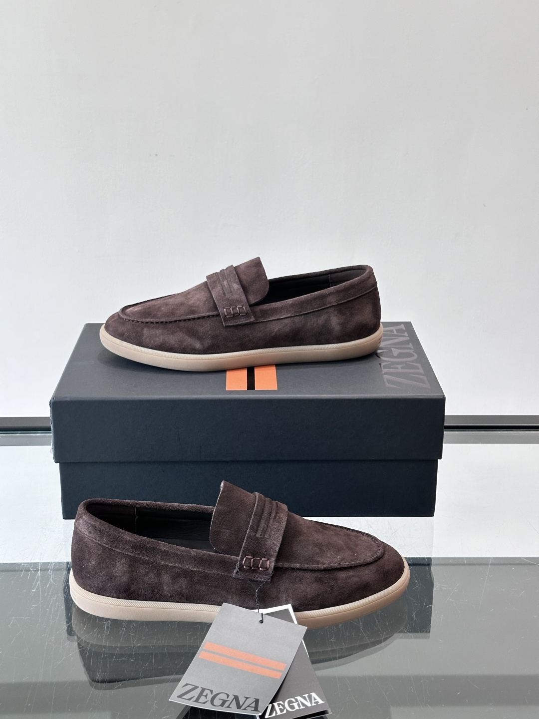 Zegna 麂皮乐福鞋​​，翻毛皮鞋面，白色麻底橡胶厚底，鞋垫上压印着"ZEGNA"。走的是经典的"意大利老钱风"休闲路
